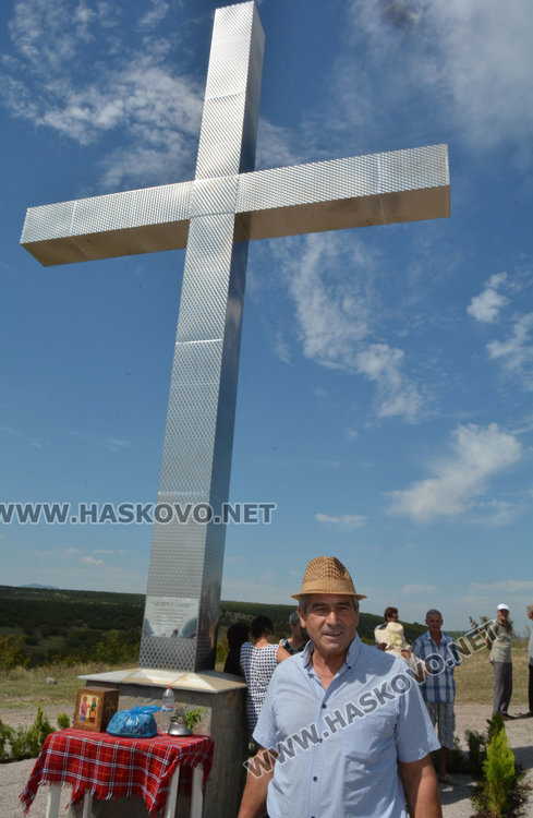 10-метров кръст отразява слънцето по изгрев и залез край Гарваново