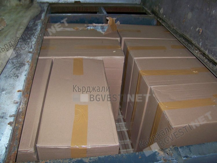 Граничарите от Момчилград спипаха трафикант на 10 000 кутии цигари  