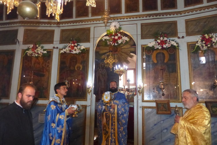 Църковен хор, оперен певец и десетки миряни в храма в Устово за празника на Богородица 