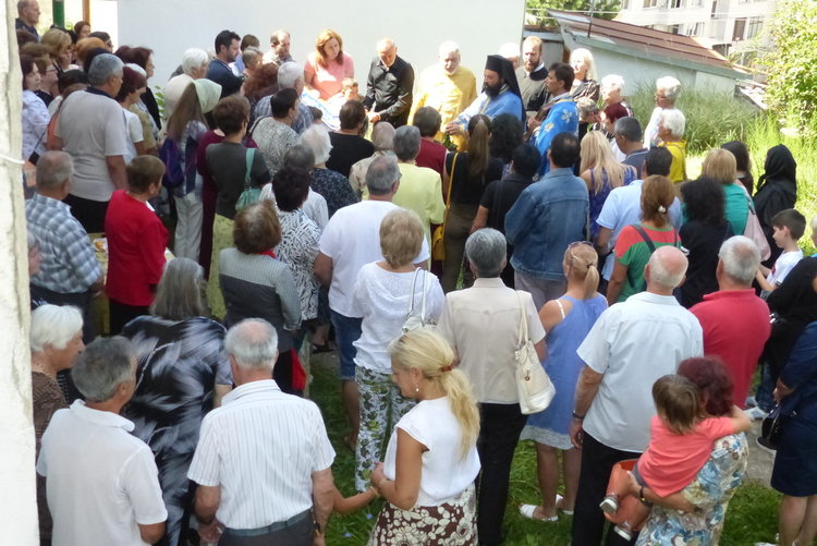 Църковен хор, оперен певец и десетки миряни в храма в Устово за празника на Богородица 