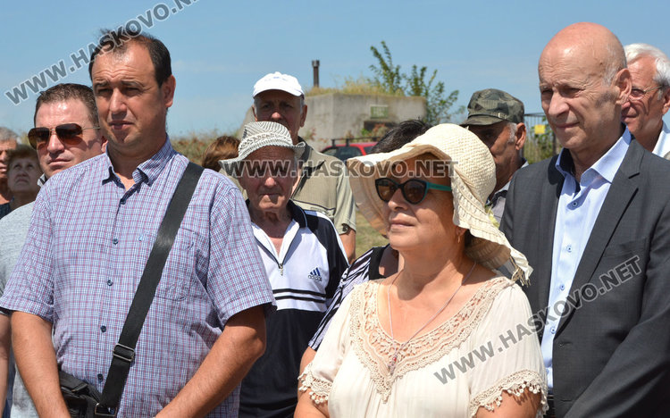 10-метров кръст отразява слънцето по изгрев и залез край Гарваново