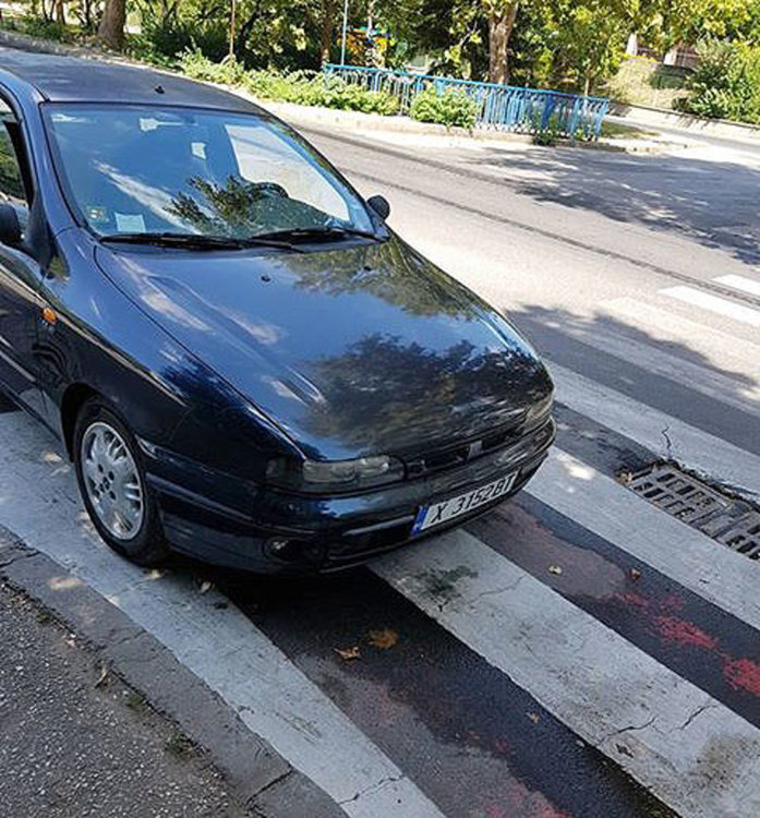 Читател: Вижте поредното нагло паркиране на пешеходна пътека в Хасково