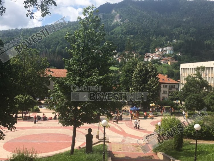 Слънчево време с облаци и ветрец