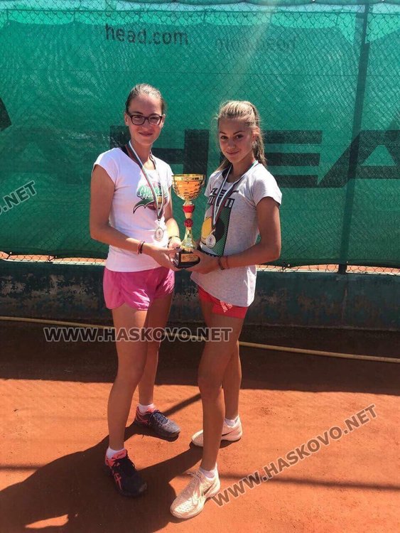 Лили и Далия триумфираха на корта в Сливен срещу съперничките си от „Малееви“