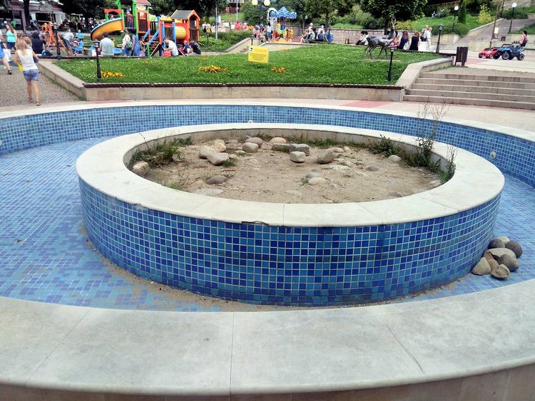 Шадраван пълен с пясък, ще се реконструира и превърне в цветарник на няколко етажа, обясни кметът, снимка: Социална мрежа