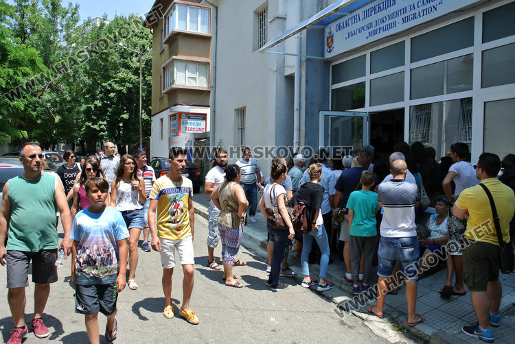 Наплив в паспортна удължава работното време