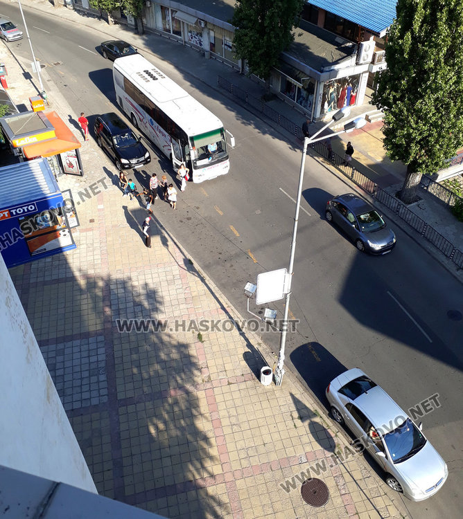 Наглец с джип заварди автобусна спирка, пасажерите слизат на пътя