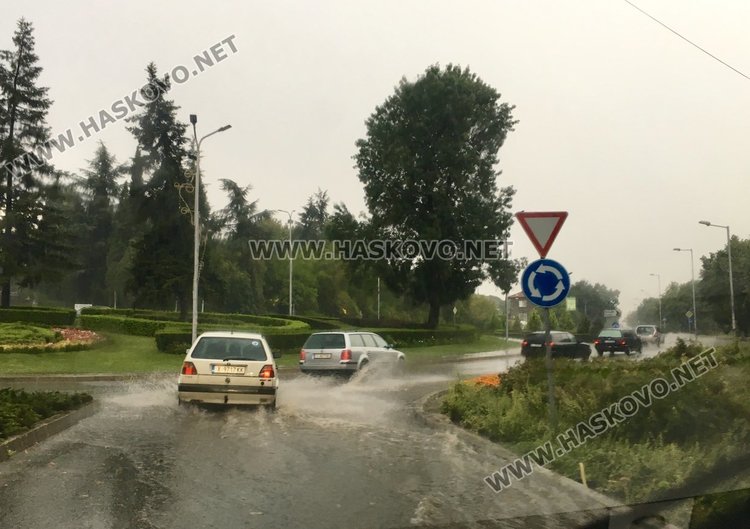 Пороен дъжд заля Димитровград