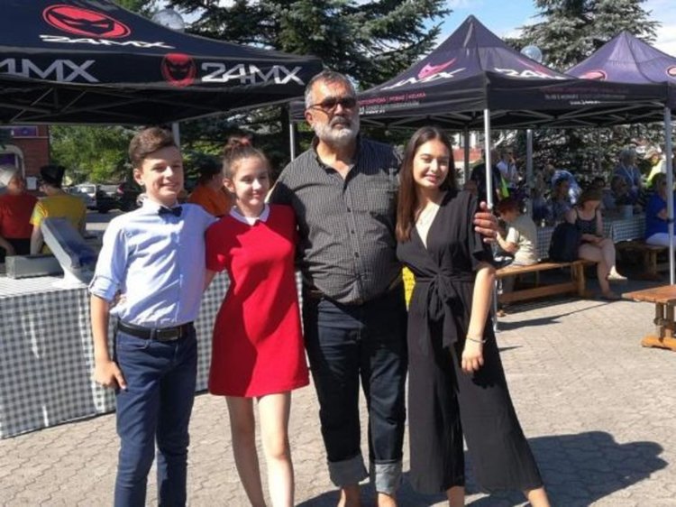 Пламен Димов с малките си български ученици - Тодор Борисов, Лидия Ганева и Мирослава Тодорова