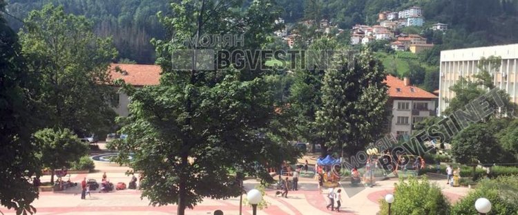 Площадът на Стария център с празния шадраван и детската площадка на метри от него