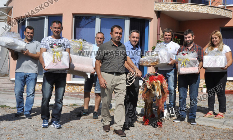 Украсиха празнично сватбен коч за дар на млада булка