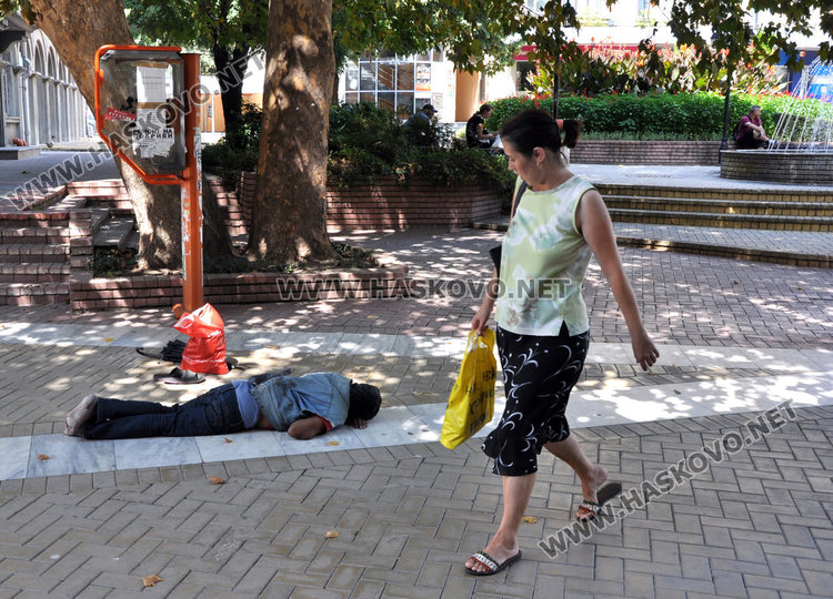 Брадясал клошар се просна насред Главната в Хасково и проспа два часа