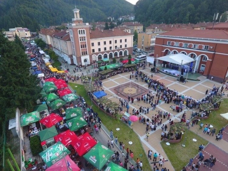 Новият градски площад в центъра на Рудозем, снимка:rudozemdnes.bg 