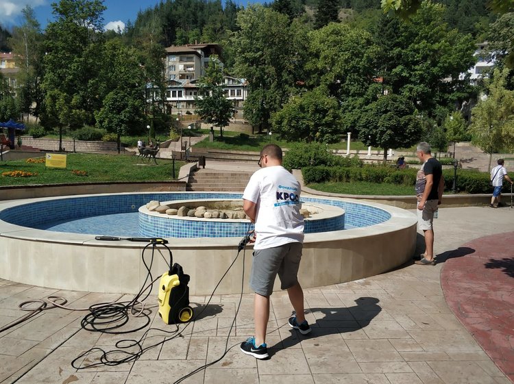 От КРОС все пак започнаха ремонт на шадравана в центъра на Смолян 