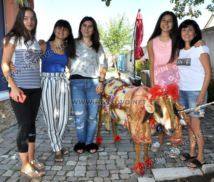 Украсиха празнично сватбен коч за дар на млада булка