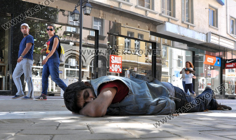 Брадясал клошар се просна насред Главната в Хасково и проспа два часа