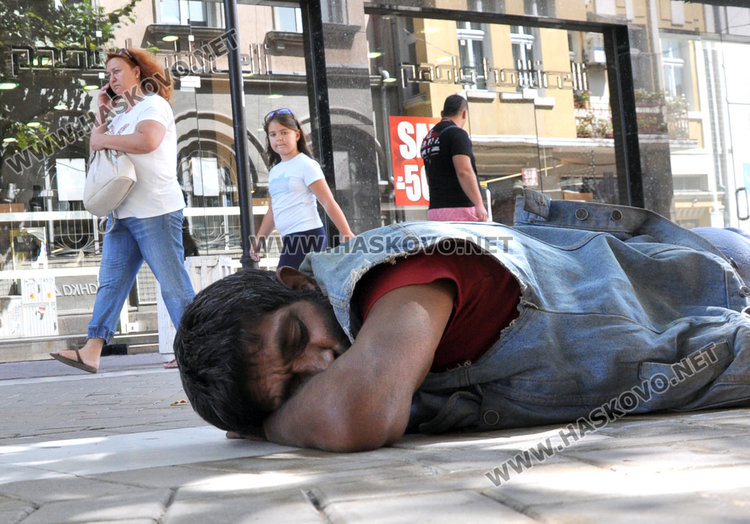 Брадясал клошар се просна насред Главната в Хасково и проспа два часа