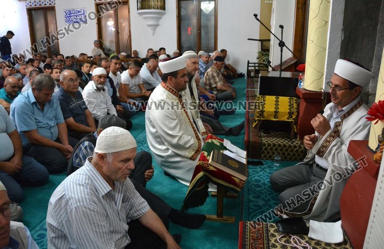 Джамиите в Хасково отесняха за Байряма, молят се на улицата