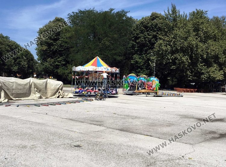 Монтираха първите атракциони за панаира