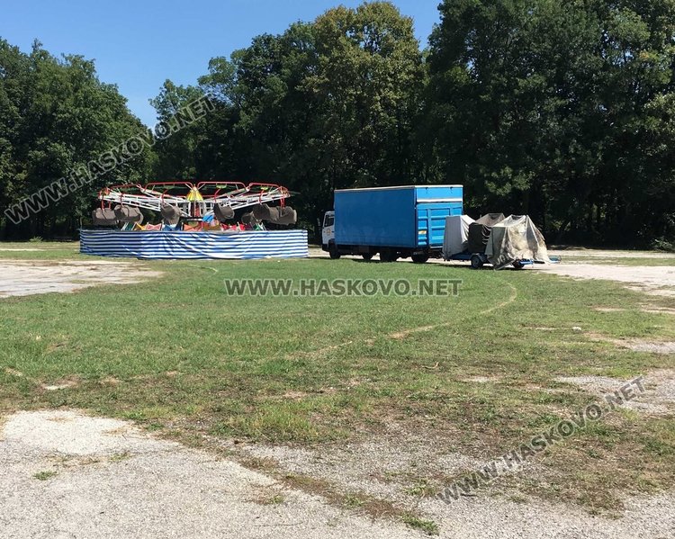 Монтираха първите атракциони за панаира