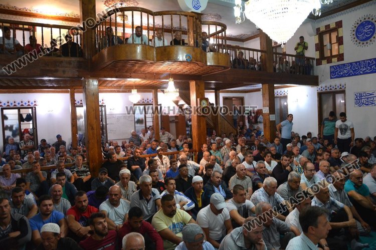 Джамиите в Хасково отесняха за Байряма, молят се на улицата