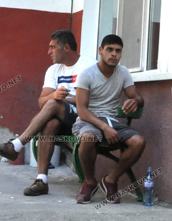 Близки на водача чакаха пред отделението да получат информация за състоянието на пострадалите жени