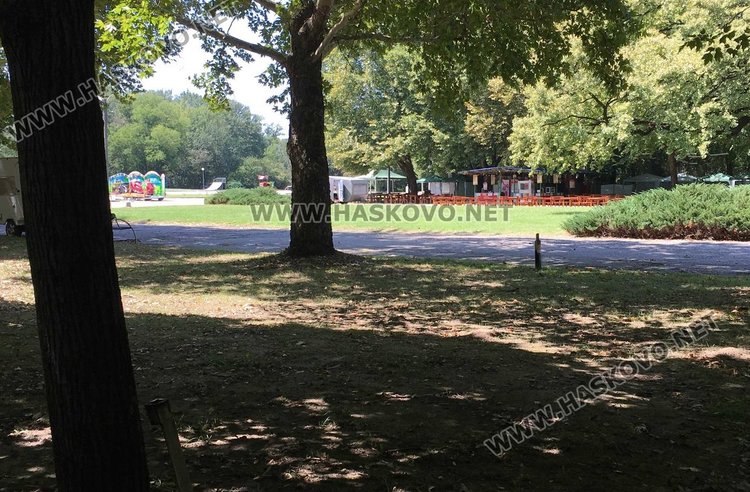 Монтираха първите атракциони за панаира