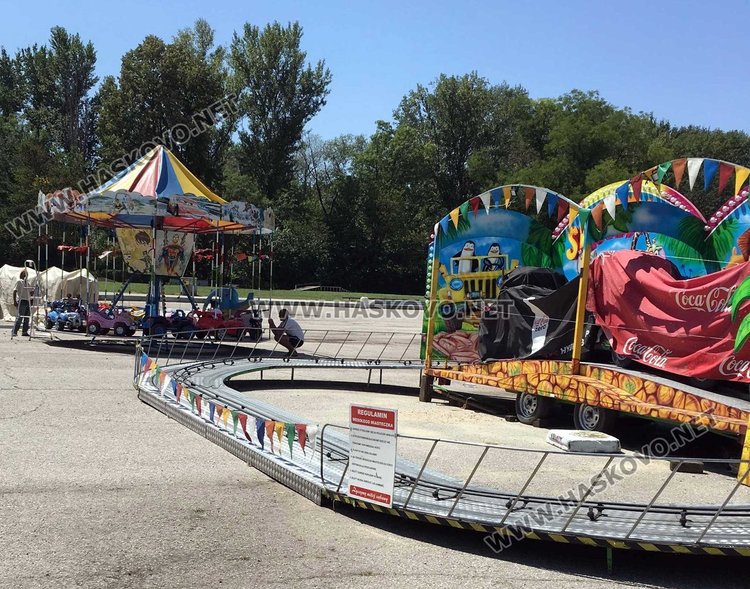 Монтираха първите атракциони за панаира
