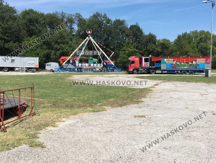 Монтираха първите атракциони за панаира