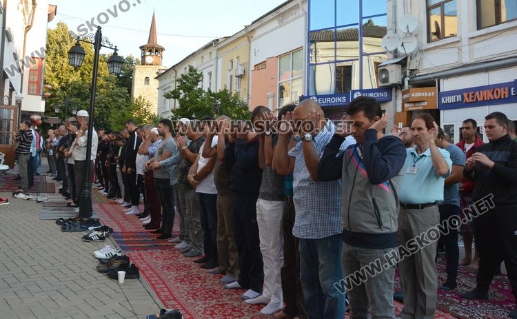 Джамиите в Хасково отесняха за Байряма, молят се на улицата