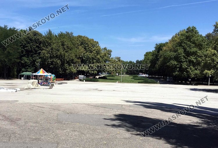 Монтираха първите атракциони за панаира