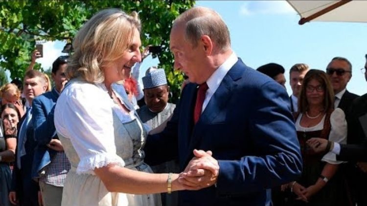 Реверансът на булката пред Путин разтресе Австрия (видео)