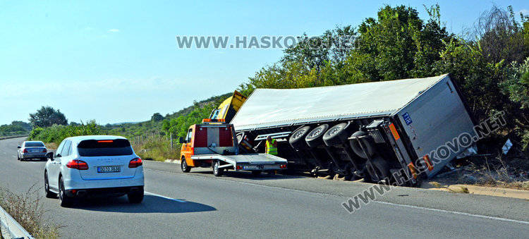 Пиян шофьор обърна тир в канавката на магистралата (видео)