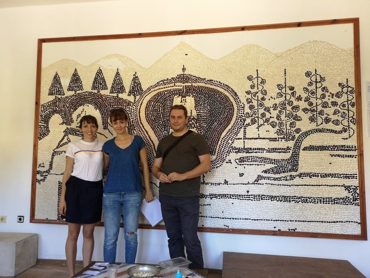 Деница, Весела и Борислав разгледаха етнографската сбирка на "Смилянския фасул и родопските терлици" и залепиха фасулево зърно на паното за Гинес