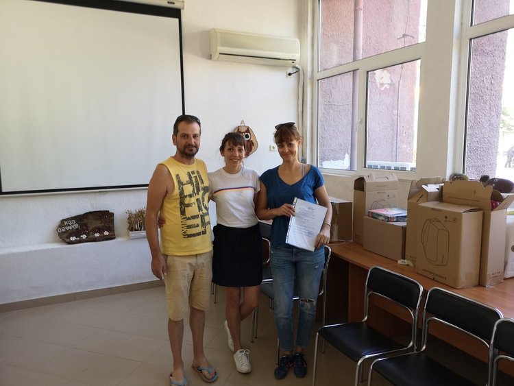 Деница и Весела (с протокола за дарение) и секретаря на читалището Илия Годев, който прие дарението от Деница и Весела (с протокола за дарение) и секретаря на читалището Илия Годев, който прие дарението от името на читалището