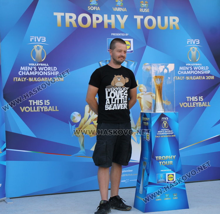 Световната купа по волейбол бе изложена за димитровградчани, раздадоха 10 билета за шампионата