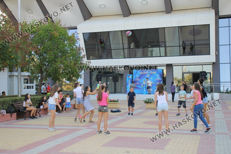 Световната купа по волейбол бе изложена за димитровградчани, раздадоха 10 билета за шампионата