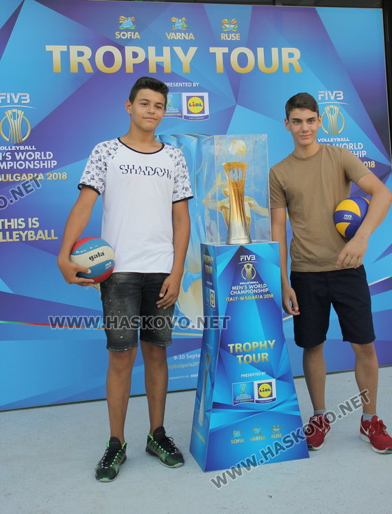 Световната купа по волейбол бе изложена за димитровградчани, раздадоха 10 билета за шампионата