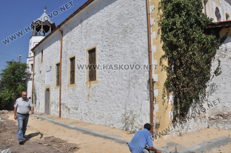 С 10 бона от Вероизповеданията спасяват от влагата храма в Брягово