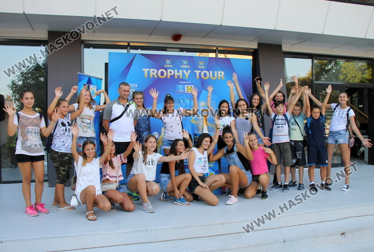 Световната купа по волейбол бе изложена за димитровградчани, раздадоха 10 билета за шампионата