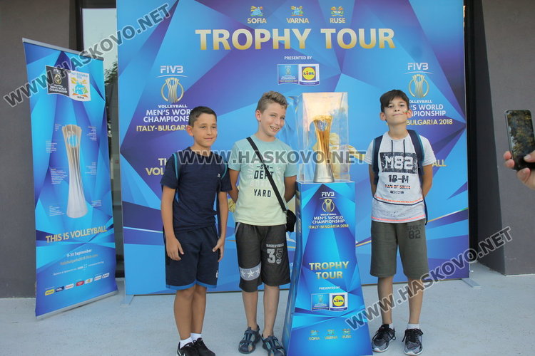 Световната купа по волейбол бе изложена за димитровградчани, раздадоха 10 билета за шампионата