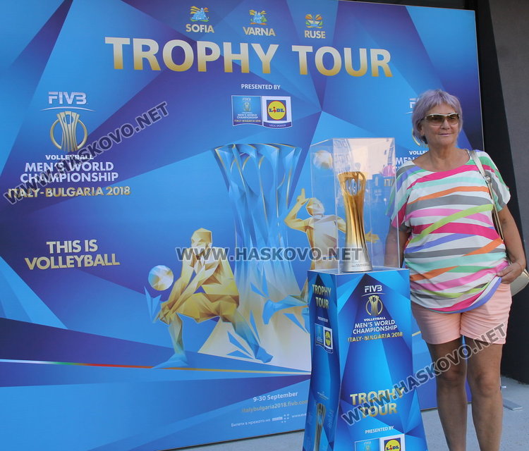 Световната купа по волейбол бе изложена за димитровградчани, раздадоха 10 билета за шампионата