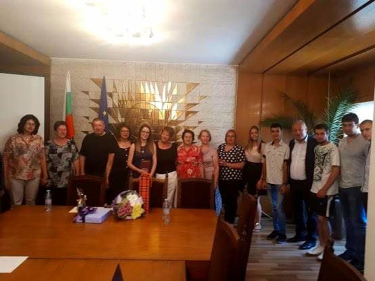 Смолянчанка с почетно отличие от просветното министерство за отличен успех от гимназията