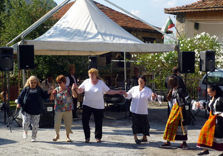 Дариха кметица на родопско село, работи безвъзмездно за хората с увреждания