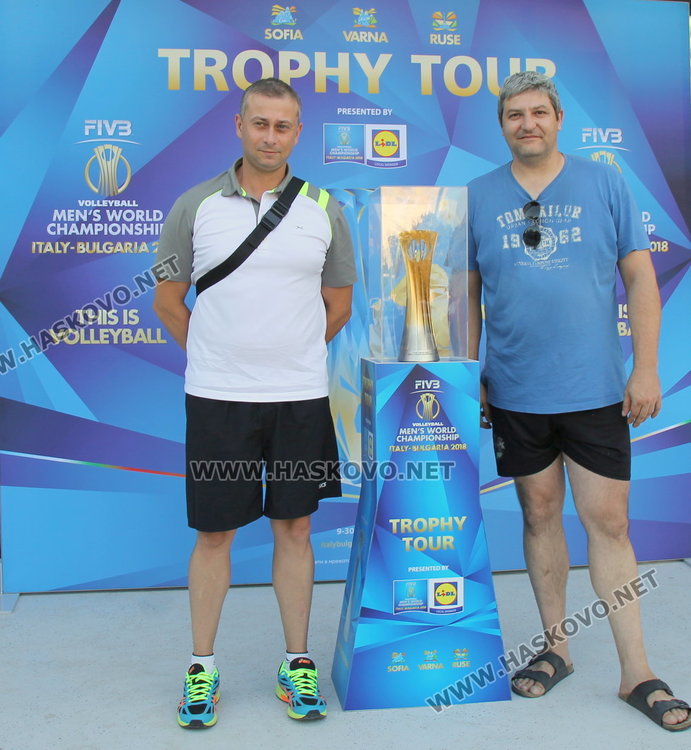 Световната купа по волейбол бе изложена за димитровградчани, раздадоха 10 билета за шампионата