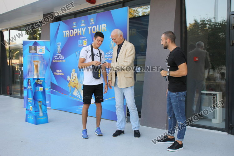 Щастливците спечелили билети за световния шампионат по волейбол