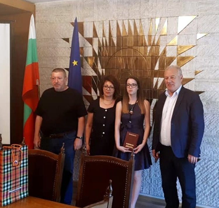 Смолянчанка с почетно отличие от просветното министерство за отличен успех от гимназията