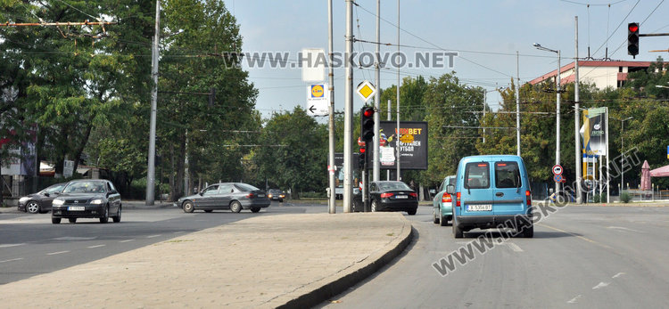 На кръстовището с Цигарената няма временна указателна табела за Кърджали и много шофьори продължават направо към центъра