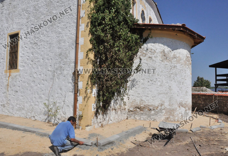 С 10 бона от Вероизповеданията спасяват от влагата храма в Брягово