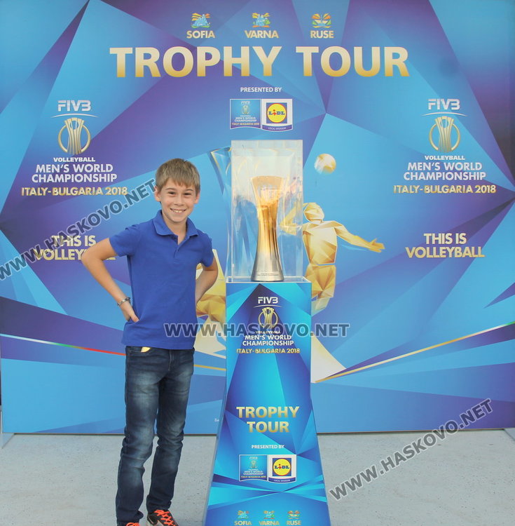 Световната купа по волейбол бе изложена за димитровградчани, раздадоха 10 билета за шампионата